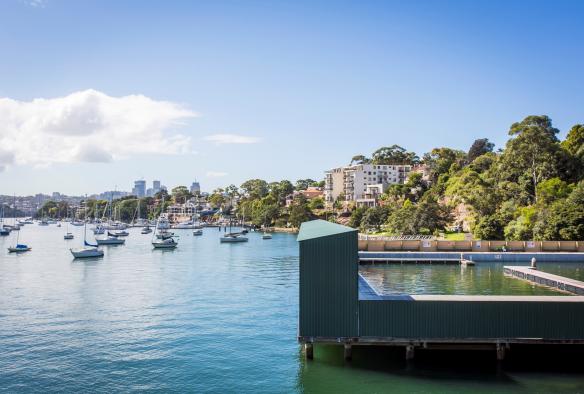 Les Dawn Fraser Baths, nichés sur pilotis et surplombant l'océan, avec des voiliers au loin à Balmain, Sydney, Nouvelle-Galles du Sud © Destination NSW