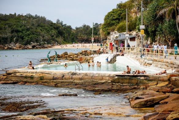 Une foule de personnes nageant, se promenant et se relaxant à la Fairy Bower Ocean Pool, Manly, Sydney, Nouvelle-Galles du Sud © Destination NSW