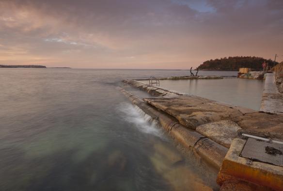 La Fairy Bower Ocean Pool, longée par les eaux claires de l'océan, lors d'une soirée paisible à Sydney, Nouvelle-Galles du Sud © Andrew Gregory/Destination NSW