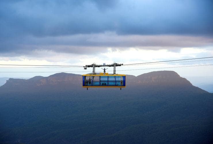 Homme au sommet de la cabine Scenic Skyway dans le cadre de l'expérience Beyond Skyway à Scenic World, Katoomba, Nouvelle-Galles du Sud © Cam Jones Imagery