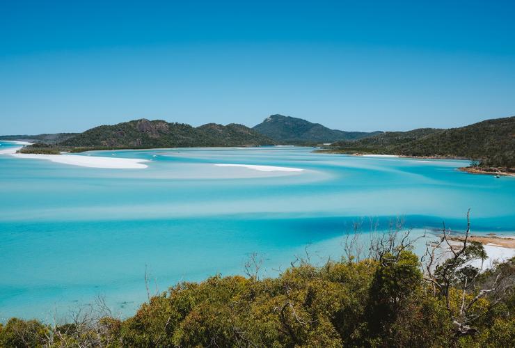 Panorama depuis un point de vue au-dessus des eaux bleues de Whitehaven Beach, Whitsundays, Queensland © Tourism Australia