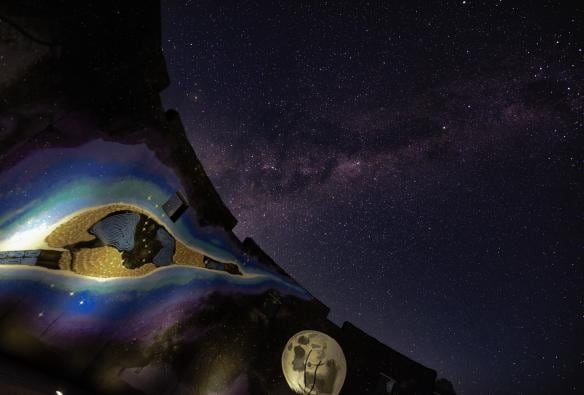 Un mur rempli de peintures aborigènes représentant le ciel nocturne et des animaux endémiques, près d'un ciel nocturne étoilé à l'observatoire de Perth, Bickley, Australie Occidentale © Perth Observatory/Matt Woods