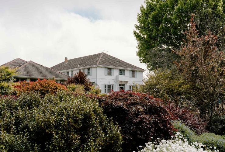 Extérieur de l’hébergement niché dans des jardins soigneusement entretenus, Osborn House, Bundaoon, Nouvelle-Galles du Sud © Osborn House 