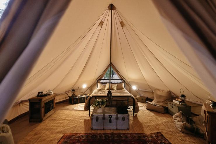 L’intérieur d'une tente de glamping avec un mobilier confortable, Walk Talk Taste, Margaret River, Australie Occidentale © Tourism Australia