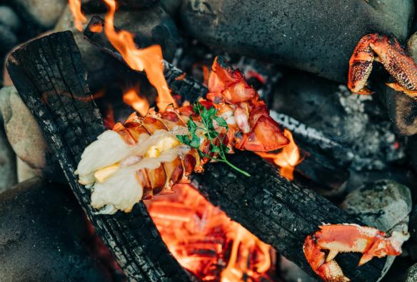 Cuisson d'un homard et d'un crabe sur un feu ouvert au Kittawa Lodge, King Island, Tasmanie © Kittawa Lodge/Adam Gibson