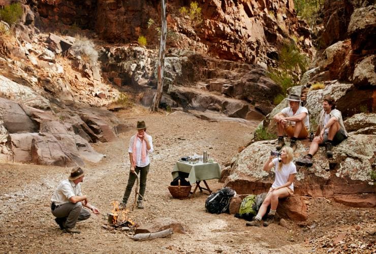 Un groupe se reposant au coin du feu dans l'arrière-pays sur l'Arkaba Walk, Flinders Ranges, Australie du Sud © Tourism Australia