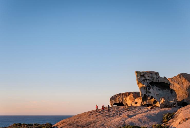 Un groupe de randonneurs admirant les formations rocheuses uniques de Remarkable Rocks, Kangaroo Island, Australie du Sud © heidi who photos