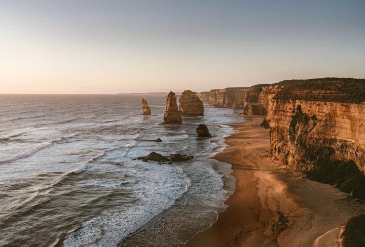 Une vue des formations rocheuses des Twelve Apostles, Great Ocean Road, Victoria © Kirk Richards