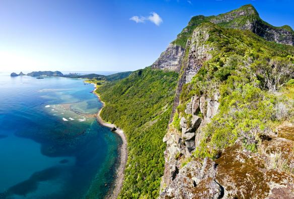 Vues sur l'océan et une île à la végétation luxuriante depuis Mount Gower, Lord Howe Island, Nouvelle-Galles du Sud © Kenny Lees