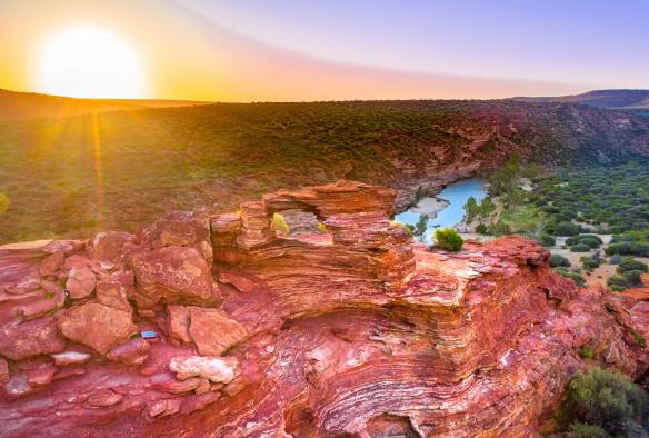 Image aérienne de rochers rouges et du bush au coucher du soleil à Kalbarri National Park, Australie Occidentale © Tourism Western Australia