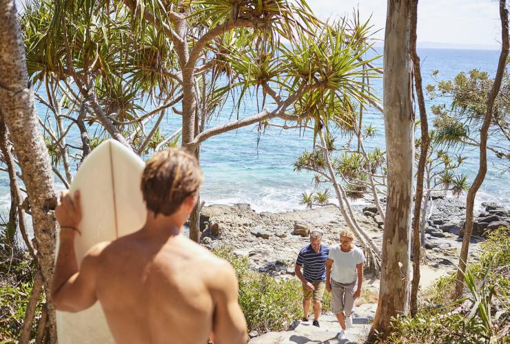 Surfeur à Boiling Pot Lookout, Noosa, QLD © Tourism and Events Queensland
