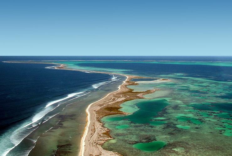 Vue aérienne d'une île longue et mince juste au-dessus de la surface de l'océan, Abrolhos Islands, Australie Occidentale © Tourism Western Australia