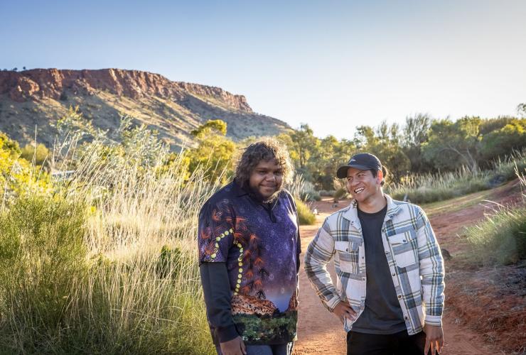 Visiteurs profitant d'une promenade dans l'Alice Springs Desert Park, Alice Springs, Territoire du Nord © Tourism Australia 