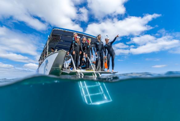 Un groupe de personnes se préparant à faire de la plongée en snorkelling au bord d’un bateau, Dolphin Discovery Centre, Bunbury, Australie Occidentale © WOW!-Photography