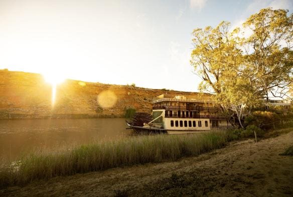 Sebuah perahu bergaya klasik mengapung di Murray River, South Australia © Tourism Australia