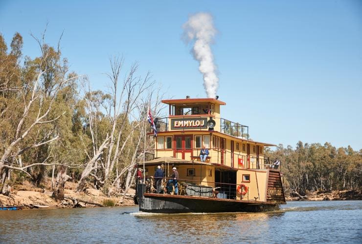 Sebuah perahu bertenaga uap mengapung di Murray River in Echuca, Victoria © Murray River Paddlesteamers