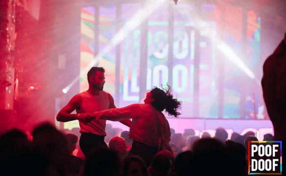 Dua orang menari di atas kerumunan di sebuah klub malam, Poof Doof, Melbourne, Victoria © Poof Doof