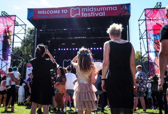 Pengunjung festival di depan panggung di Midsumma Festival, Melbourne, Victoria © Midsumma Festival/Coline Roubaud @wanderingwithcoline