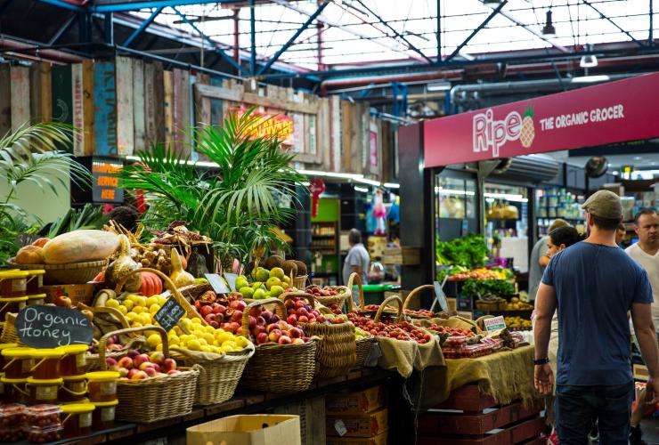 Kios buah yang semarak dengan keranjang-keranjang yang dipenuhi dengan hasil bumi segar di Prahran Market, Prahran, Melbourne, Victoria © Visit Victoria