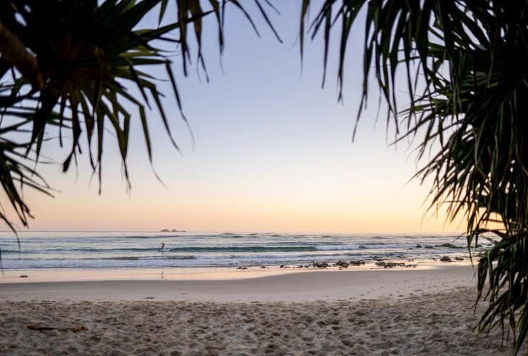 Matahari terbit di atas Wategos Beach, Byron Bay, NSW © Destination NSW