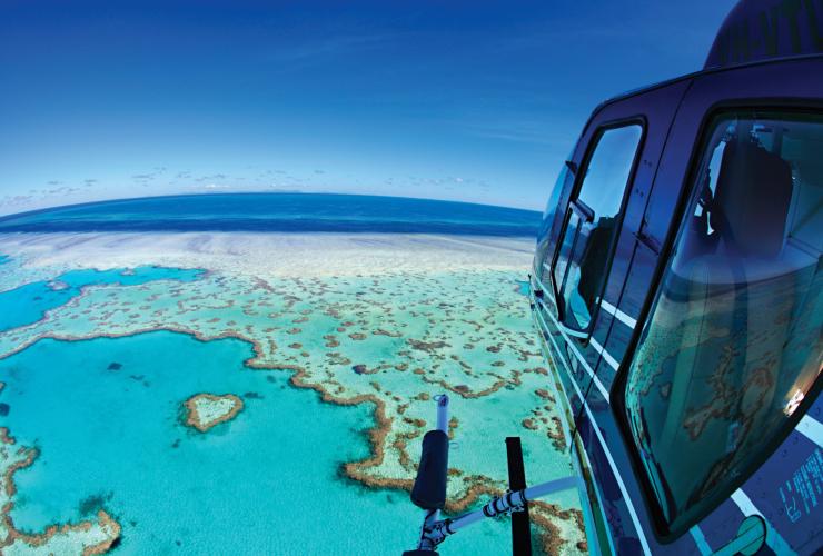 Helikopter terbang di atas Heart Reef, qualia, Great Barrier Reef, Queensland © qualia