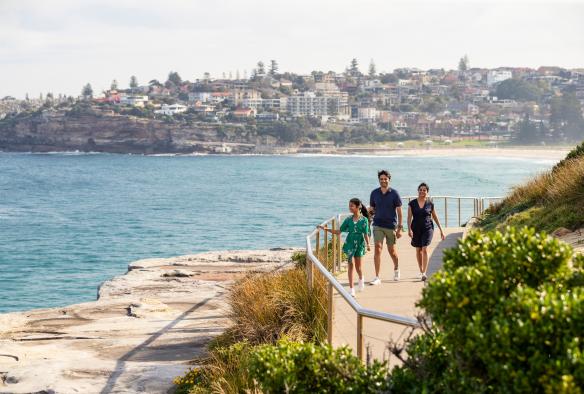 Keluarga menikmati jalan tepi pantai Bondi ke Bronte di Pinggiran Timur Sydney, NSW © Destination NSW