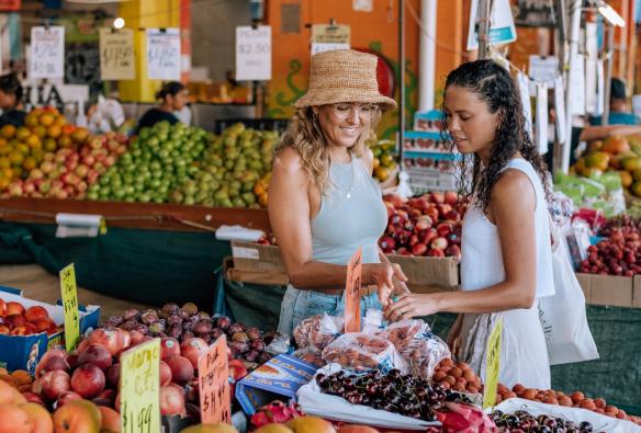 Dua wanita sedang membeli buah di Rusty's Market, Cairns, Queensland © Tourism and Events Queensland/ Tourism Tropical North Queensland