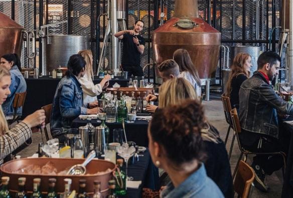 Penyulingan ramai oleh pengunjung yang membuat minuman mereka sendiri, Archie Rose, Sydney, New South Wales © Archie Rose