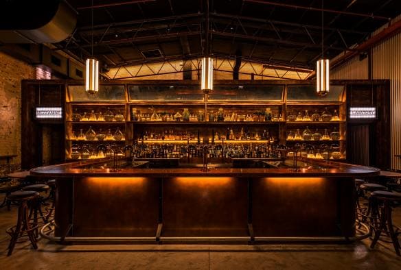 Pemandangan bar yang lengkap dan cahaya remang-remang di Archie Rose, Sydney, New South Wales © Archie Rose