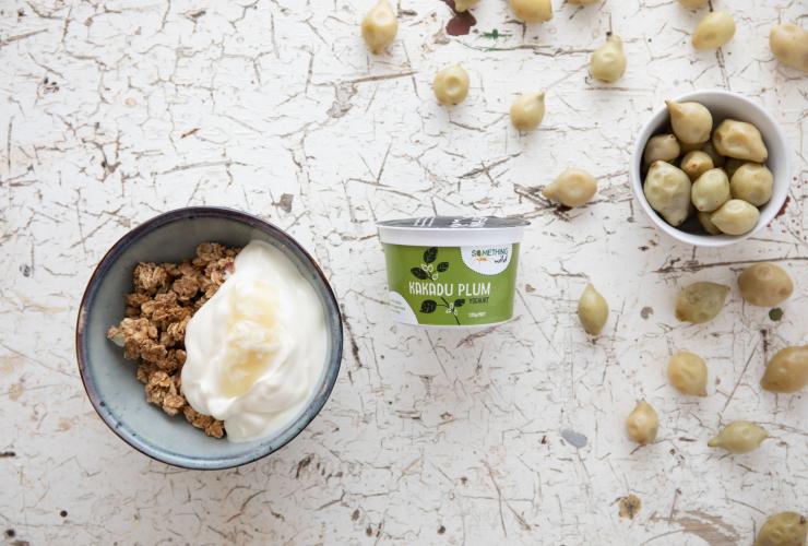 Sebuah meja dengan yoghurt plum Kakadu dan buah-buahan, Fleurieu Milk Company, Adelaide, South Australia © Fleurieu Milk Company