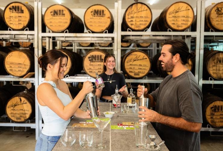 Sepasang kekasih meracik koktail dalam kursus koktail di Sunshine &amp; Sons Distillery, Sunshine Coast, Queensland © Tourism and Events Queensland