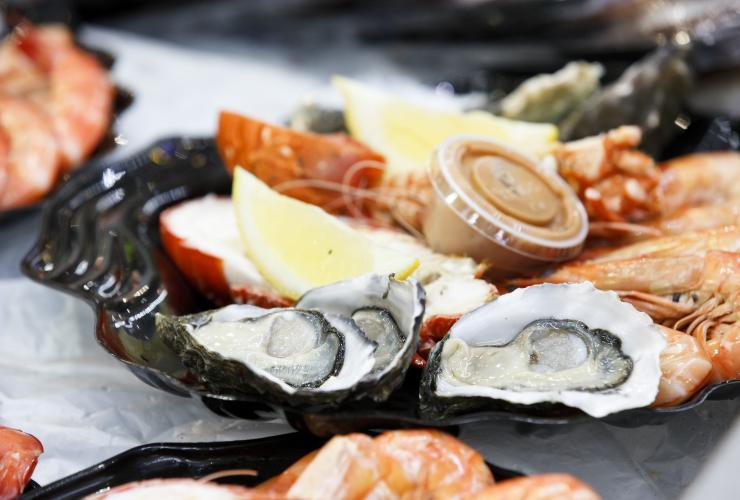 Sepiring hidangan laut, Sydney Fish Markets, Pyrmont, Sydney, New South Wales © Destination NSW