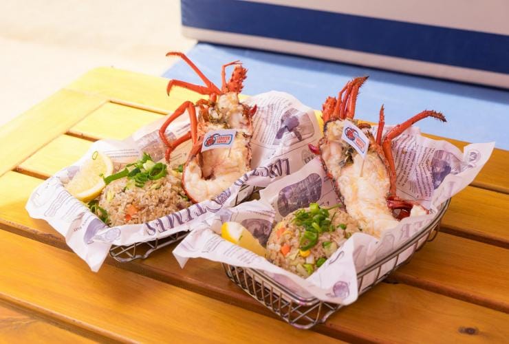 Dua hidangan dengan nasi goreng dan lobster, Lobster Shack, Cervantes, Western Australia © Lobster Shack