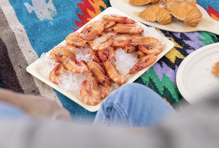 Sepiring udang segar di atas alas piknik, Fishermen's Co-op, Gold Coast, Queensland © Tourism Australia