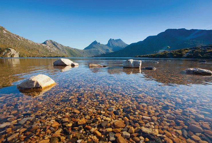 Danau pegunungan yang tenang dan jernih, dikelilingi pegunungan berbatu, Dove Lake, Cradle Mountain-Lake St Clair National Park, Tasmania © Tourism Tasmania/Andrew McIntosh, Ocean Photography