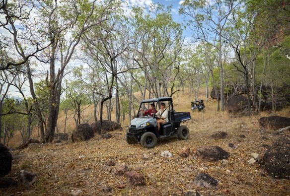 Dua pasangan yang mengendarai dua kendaraan 4WD melintasi pepohonan di Mt Mulligan Lodge, Mt Mulligan, Queensland © Tourism and Events Queensland