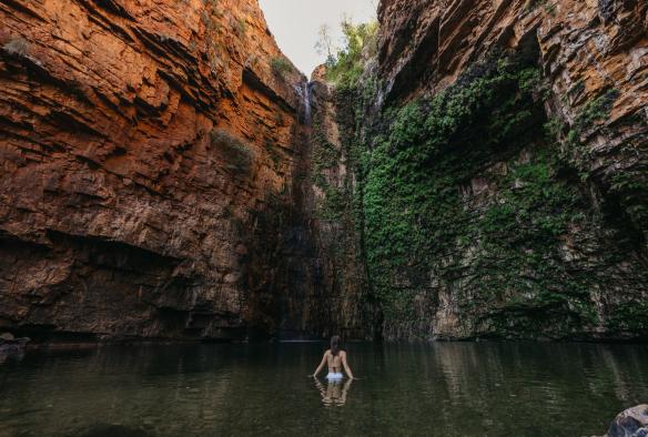 Seseorang berenang di kolam air alami, Emma Gorge, El Questro Wilderness Park © Tourism Western Australia