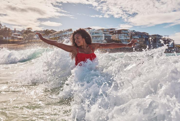 Seorang wanita sedang berenang di Bondi Beach, Sydney, NSW © Destination NSW