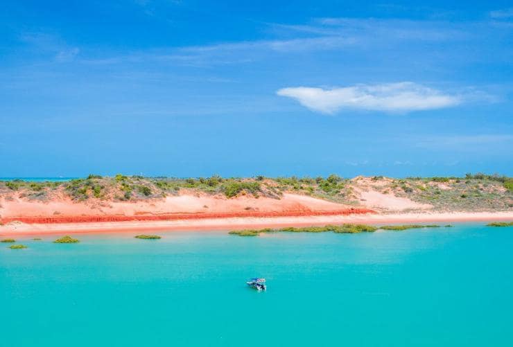 Orang mendayung kayak di perairan biru cerah di Roebuck Bay, Broome, Western Australia © Tourism Australia 