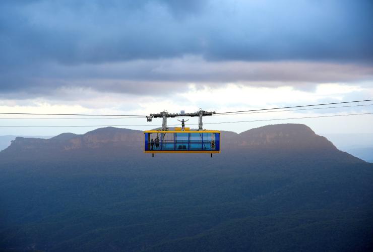 Pria di atas kabin Scenic Skyway sebagai bagian dari pengalaman Beyond Skyway di Scenic World, Katoomba, New South Wales © Cam Jones Imagery