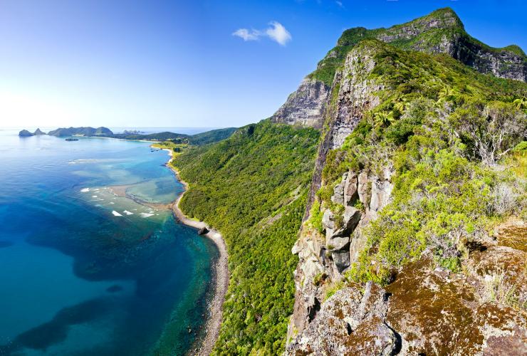 Pemandangan panorama samudra dan pulau rimbun yang hijau dari Mount Gower, Lord Howe Island, New South Wales © Kenny Lees