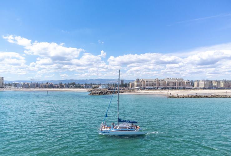 Pemandangan dari atas perahu layar, Temptation Sailing, Adelaide, South Australia © Tourism Australia