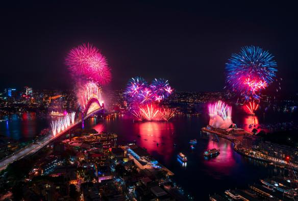 Fuochi artificiali colorati che illuminano la città portuale nella notte di Capodanno, Sydney, New South Wales © Destination NSW
