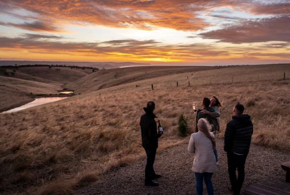 Un gruppo di persone beve vino al tramonto, Coast and Co, Carrickalinga, South Australia © Tourism Australia