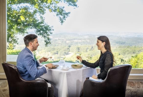 Una coppia a cena con dolci colline sullo sfondo, Mount Lofty House Estate, Crafers, South Australia © Tourism Australia
