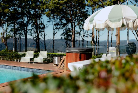 Una piscina con sedie a sdraio e un ombrellone presso Verandah House Country Estate, Tamborine Mountain, Queensland © Verandah House Country Estate