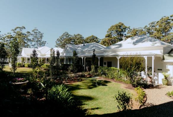 Un cottage bianco al centro di un giardino, Verandah House Country Estate, Tamborine Mountain, Queensland © Verandah House Country Estate
