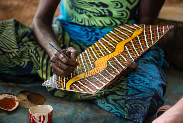 Un’artista aborigena dipinge presso Tiwi Design, Tiwi Islands, Northern Territory © Tourism NT/Shaana McNaught