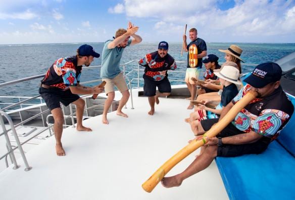 Visitatori che partecipano a una cerimonia di benvenuto durante un tour di Dreamtime Dive and Snorkel a Cairns, Queensland © Tourism and Events Queensland  
