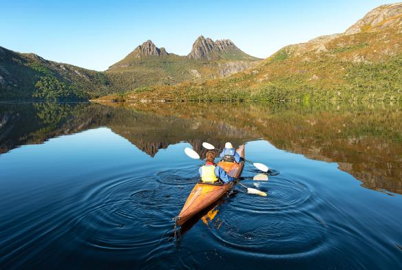 Un tour accessibile in kayak sull'immacolato Dove Lake, Cradle Mountain-Lake St Clare National Park, Tasmania © Tourism Australia